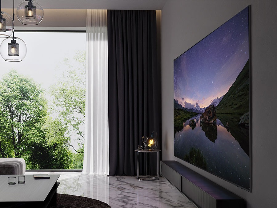 V obývacím pokoji v moderním stylu se super tenký televizor zobrazující hory pod hvězdnou oblohou bez problémů připevňuje na zeď. Linie kopíruje jeho pravý profil a zdůrazňuje elegantní design. Super tenký televizor se elegantně začlení do místnosti.