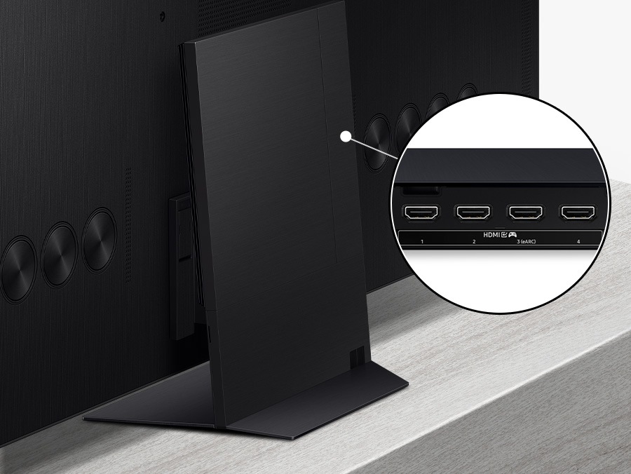 One Connect box se připojuje k zadní části TV stojanu. Detailní pohled na připojovací skříňku ukazuje 4 porty HDMI s ikonou hry a možností eARC.