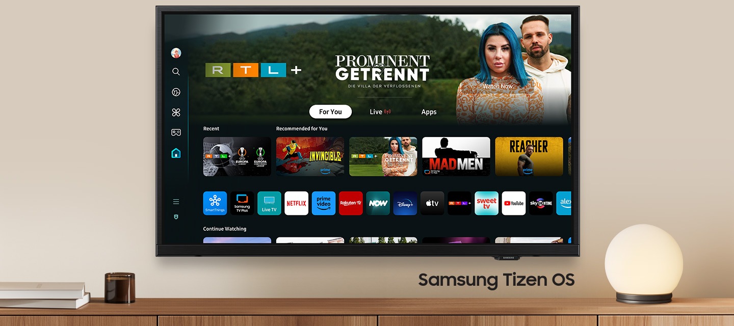 Nástěnný televizor zobrazuje oblíbené aplikace a vybraný obsah v domovské nabídce. "Samsung Tizen OS"