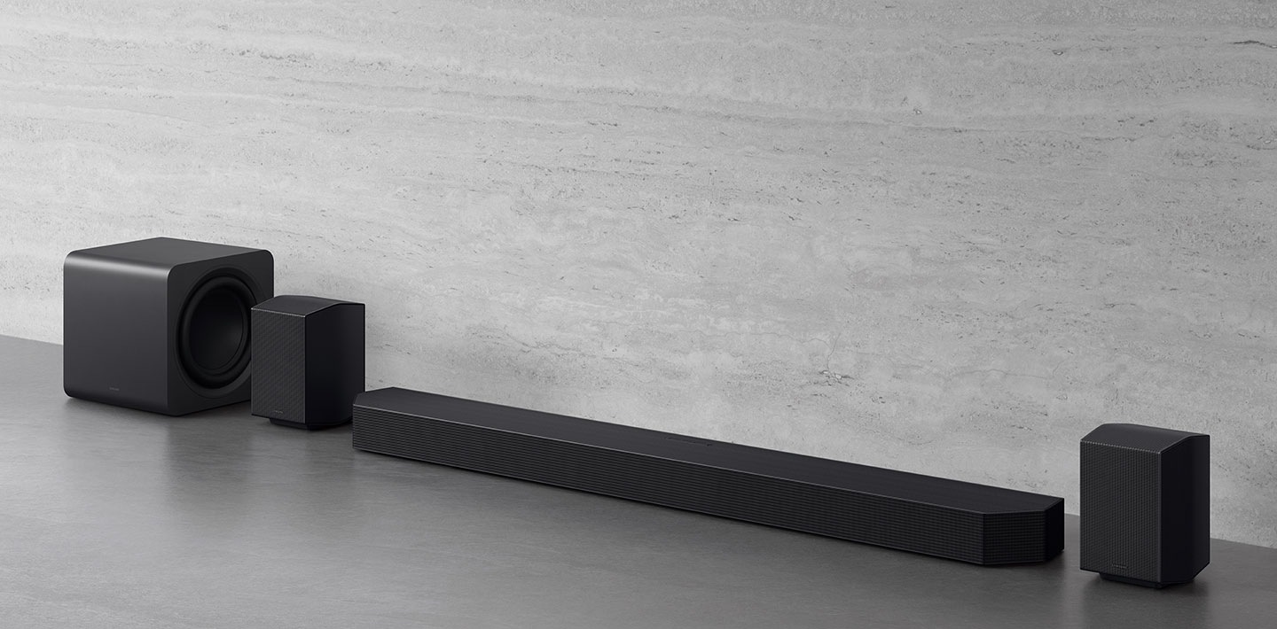 Soundbar, subwoofer a dva zadní reproduktory. Logo Roon Ready. TUV Rheinland® Certified Product Carbon Footprint www.tuv.com ID 0217009957 logo.