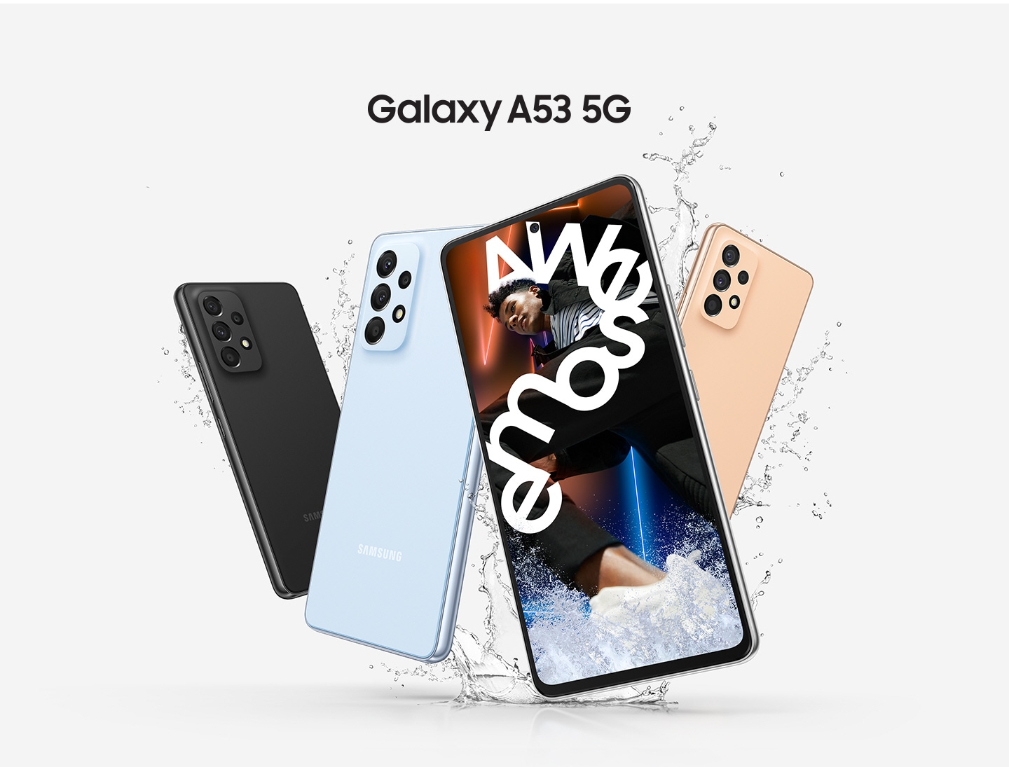 Vier Galaxy A53 5G-Smartphones werden gezeigt, wobei drei von ihnen die Rückseite zeigen, um die Farbvarianten Awesome Black, Awesome Blue und Awesome Peach darzustellen, und ein einzelnes Galaxy A53 5G auf der Vorderseite zeigt ein lebhaftes Bild eines Mannes, der in weißen Text mit der Aufschrift Awesome eingewickelt ist. 