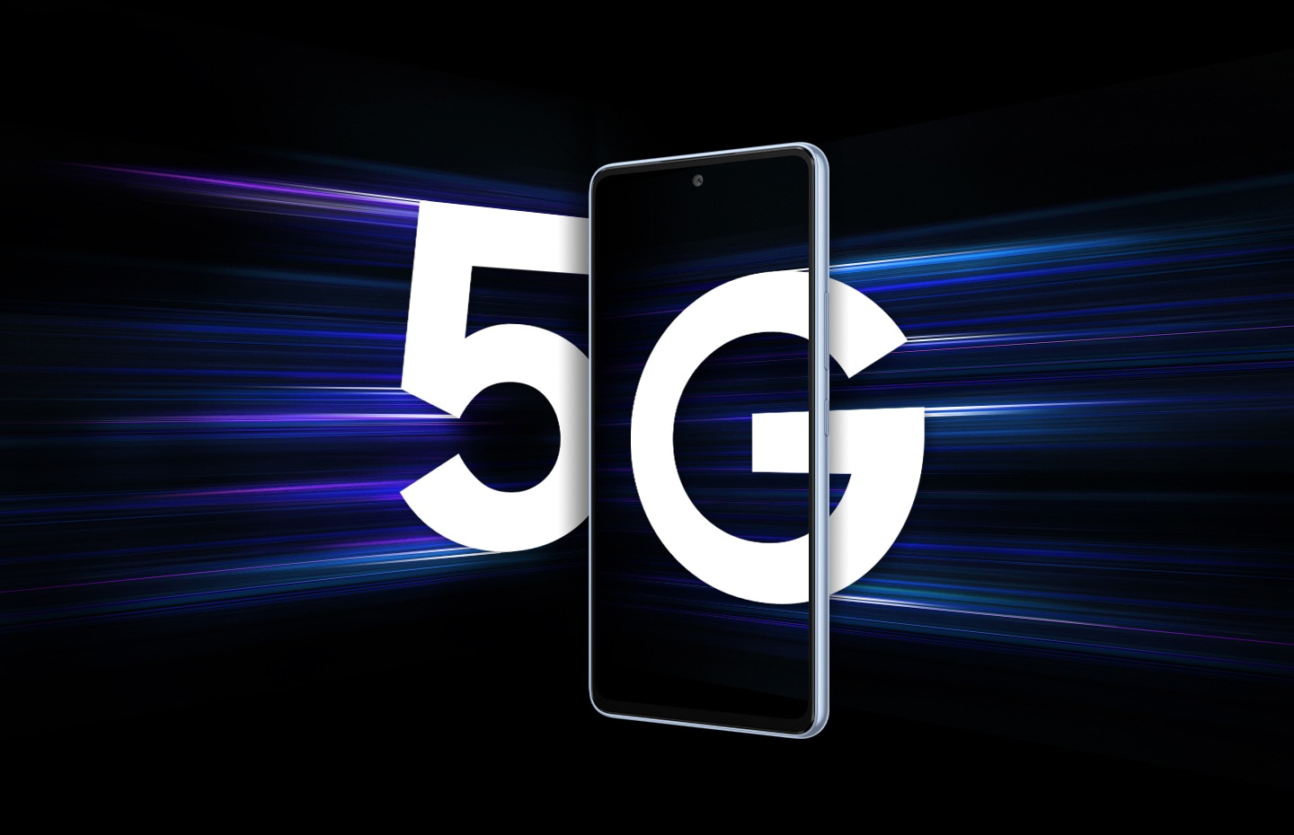 Galaxy A53 5G von vorne gesehen vor einem schwarzen Hintergrund. Von links nähert sich eine große, weiße 5 dem Smartphone mit Lichtstreifen, die der Zahl folgen, um zu zeigen, dass sie schnell kommt. Von rechts ist ein großes, weißes G teilweise in den Bildschirm des Smartphones eingedrungen. 