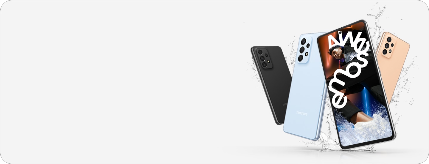Vier Galaxy A53 5G-Geräte werden gezeigt, wobei drei von ihnen die Rückseite zeigen, um die Farbvarianten Awesome Black, Awesome Blue und Awesome Peach zu zeigen, und ein einzelnes Galaxy A53 5G auf der Vorderseite zeigt ein lebhaftes Bild eines Mannes, der in weißen Text mit der Aufschrift Awesome eingewickelt ist. 