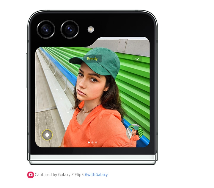 In der Fotovorschau des Frontdisplays eines Galaxy Z Flip5 im Flex Modus sieht man ein Selfie. Auf dem Display werden Shortcuts und Einstellungsanzeigen für die Foto- und Videoaufnahme angezeigt.