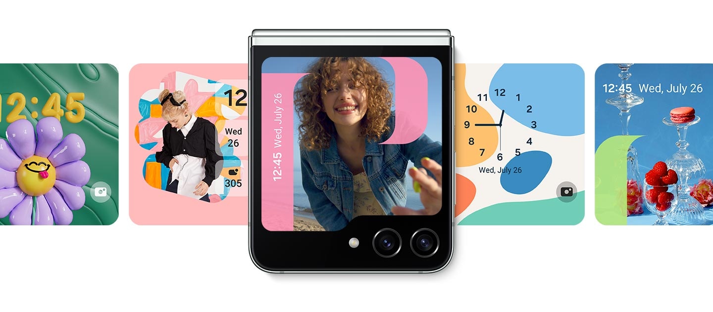Ein Galaxy Z Flip5 zeigt eine Oberfläche im Stil einer Frame Clock mit der Abbildung einer lächelnden Frau sowie einer Digitaluhr. Andere benutzerdefinierte Clock-Stile breiten sich links und rechts vom Gerät aus.