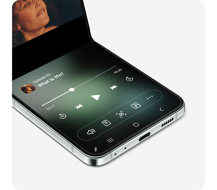 Auf dem Galaxy Z Flip5 wird ein Video abgespielt. Das Flex-Modus-Panel wird erweitert und zeigt erweiterte Wiedergabesteuerungen an.