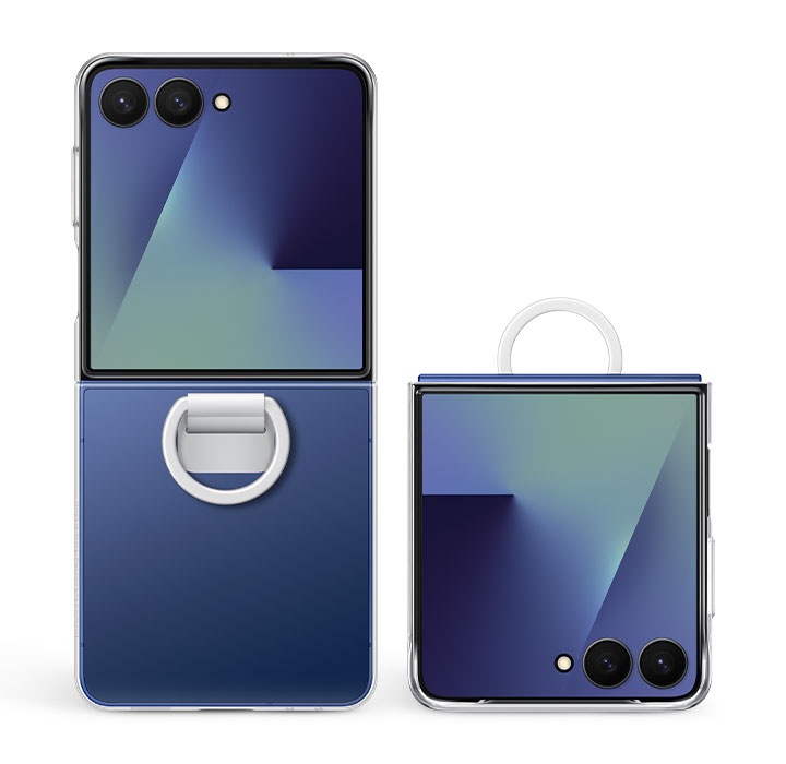 Two Galaxy Z Flip 7 devices stand upright next to each other – one open, the other closed – with the front display activated. Both are equipped with the Clear Ring Case, the practical carrying rings of which are clearly visible at the hinges.