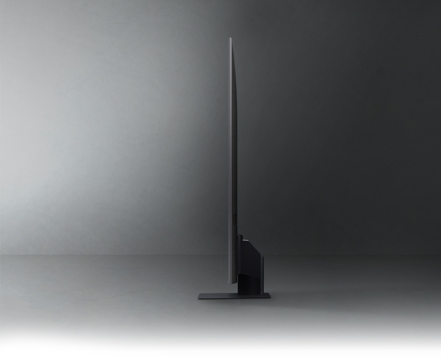 La vista di profilo della TV QLED mostra il design ultra sottile di QLED TV AirSlim.