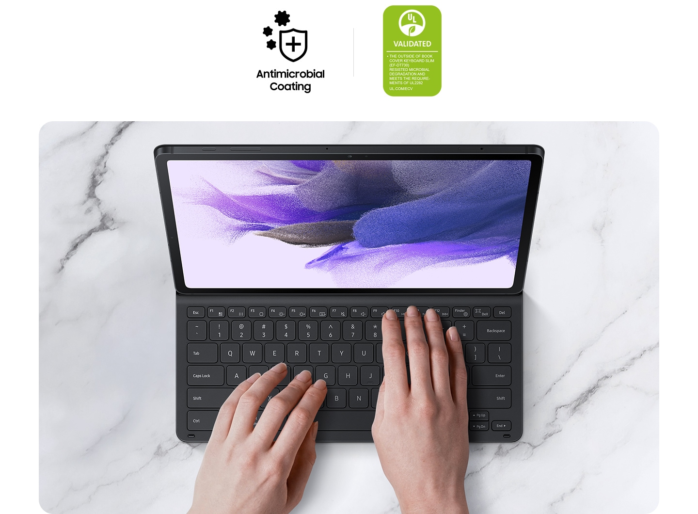 Zwei Hände, die das Galaxy Tab S7 FE innerhalb der Book Cover-Tastatur Slim verwenden. Auf zwei Logos steht Antimicrobial Coating und VALIDATED. Der Text besagt, dass die äußere Oberfläche des Book Cover Keyboard Slim (EF-DT630) gemäß JIS Z 2801 getestet wurde und den Anforderungen von UL 2282 entspricht UL.COM/ECV