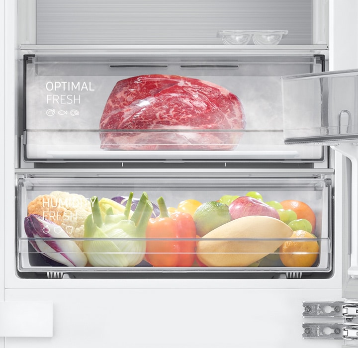 There is a fresh-looking chunk of red meat in the Optimal Fresh Zone and cold and moist air is flowing out. The black seal seals the compartment tightly.