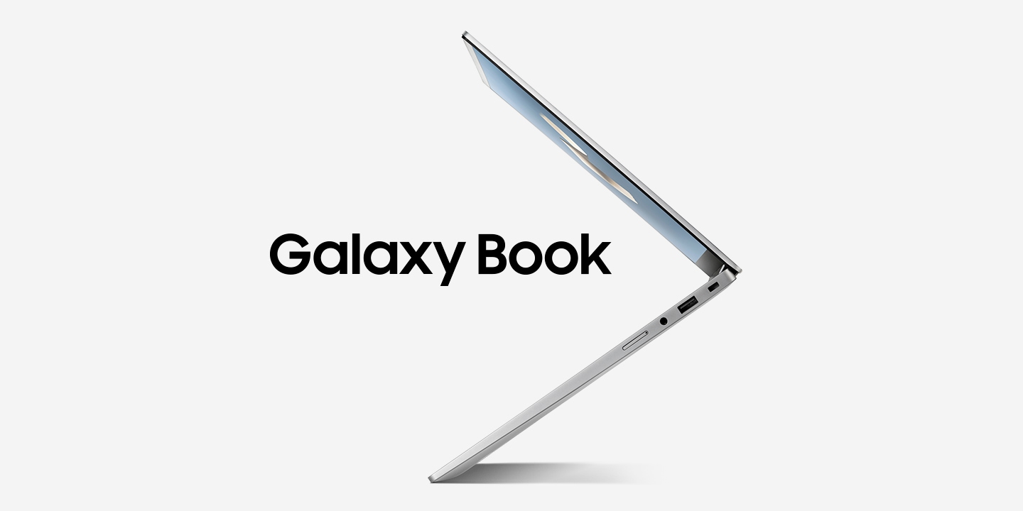 Das Galaxy Book in Mystic Silver in einem 80° Winkel aufgeklappt zeigt mit der Vorderseite nach links und es stehen die Worte „Galaxy Book” groß geschrieben. 
