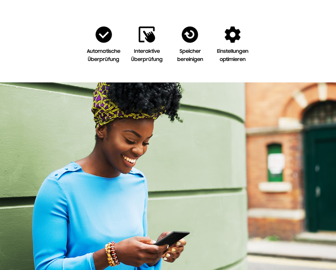Eine Frau lächelt und benutzt ihr Galaxy-Gerät. Oben steht der Text Automatische Überprüfungen, Interaktive Überprüfungen, Speicher reinigen und Einstellungen optimieren. 