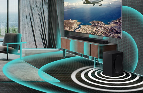 Viene mostrato il primo piano della soundbar e del subwoofer nel soggiorno.  Una griglia grafica copre il soggiorno e sotto il subwoofer sono mostrate immagini di onde sonore disegnate spesse per illustrare che l'equalizzazione automatica sta riempiendo automaticamente la stanza con bassi potenti.
