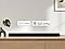 Il logo Alexa e il logo Apple AirPlay possono essere visti insieme alla soundbar Samsung Q990B che si trova sul mobile del soggiorno.