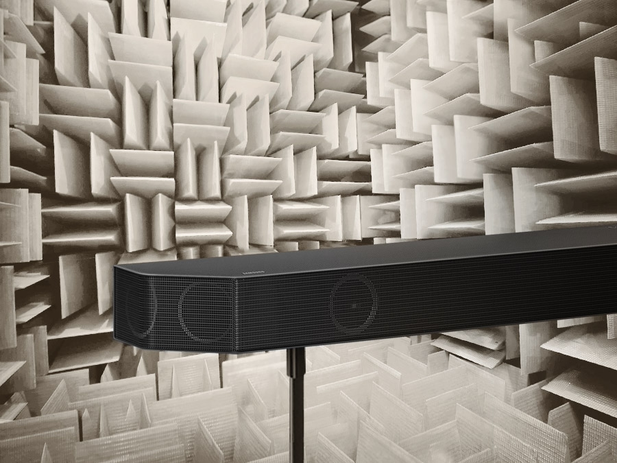 Samsung Soundbar vista dal retro in una camera anecoica utilizzata per testare ogni aspetto della soundbar.