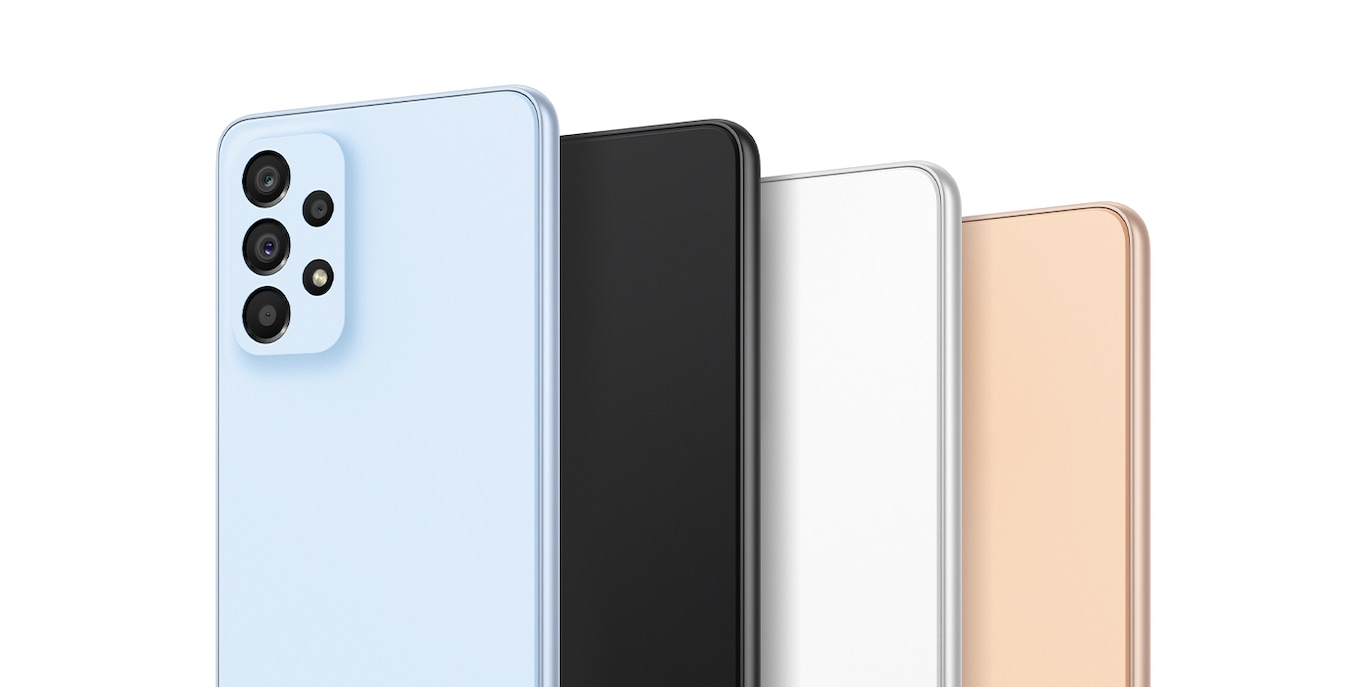Vier Galaxy A33 5G-Geräte zeigen ihre Rückseiten von links nach rechts: das Awesome Blue, Awesome Black, Awesome White und Awesome Peach. 