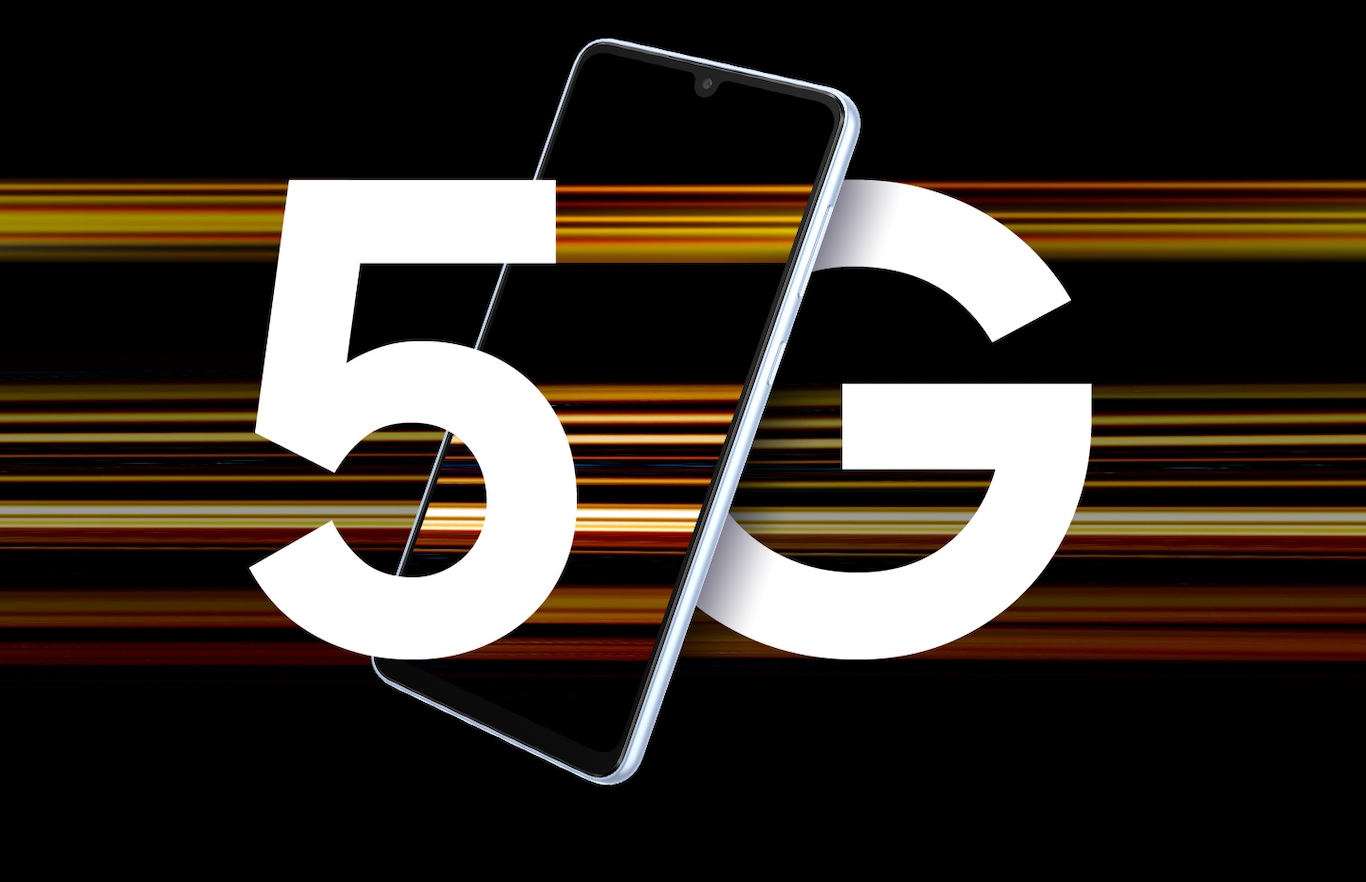 Ein Galaxy A33 5G-Gerät wird mit dem Text 5G gezeigt, der an den Buchstaben durch das Gerät geteilt ist. Bunte Lichtstreifen umgeben es, um schnelle 5G-Geschwindigkeiten darzustellen.