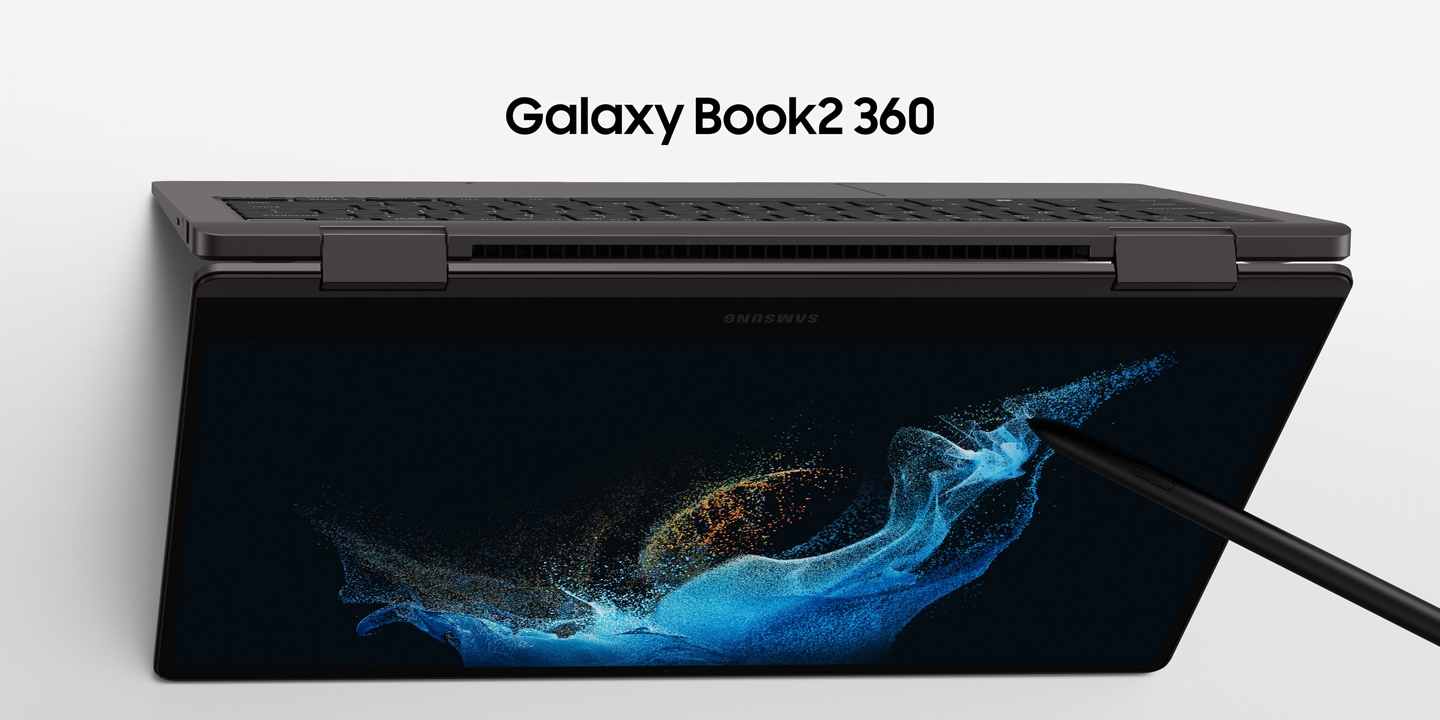 Ein Galaxy Book2 360 in der Farbe Graphite, das in Form eines Zeltes gefaltet ist, ist von oben zu sehen und es gibt ein Hintergrundbild mit blauen Wellen. Ein S Pen berührt den Bildschirm.