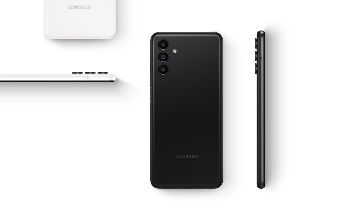 Verschiedene Galaxy A13 5G-Geräte sind in unterschiedlichen Positionen platziert, um das Gerät von hinten und von der Seite zu zeigen. Die Geräte sind in den Farben Schwarz und Weiß gehalten.