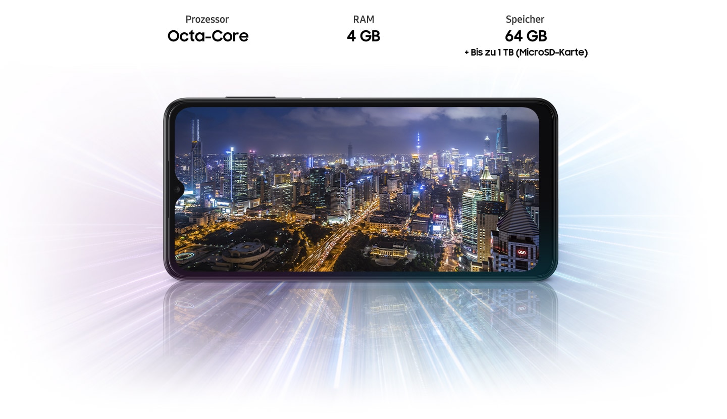 Auf dem Display des Galaxy A13 ist die Ansicht einer Stadt bei Nacht zu sehen, die zeigt, dass das Galaxy A13 über 4 GB RAM und 64 GB internen Speicher verfügt, der sich um bis zu 1 TB erweitern lässt.