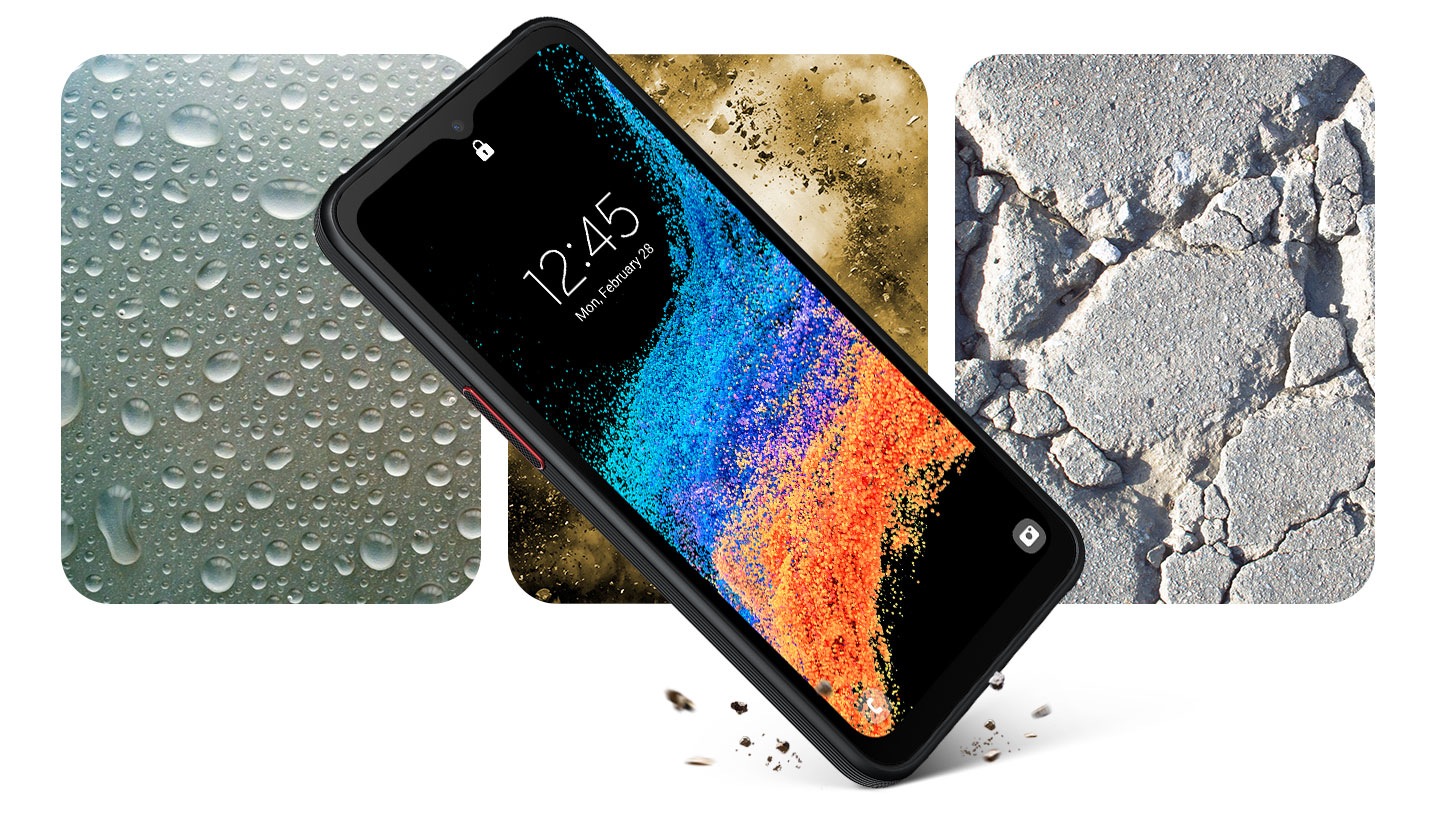 Ein Galaxy XCover6 Pro, das ein lebendiges Bild auf dem Bildschirm zeigt, wird diagonal dargestellt, wobei Staub und Schmutz in der unteren Ecke des Geräts zu sehen sind, wo er auf die Oberfläche trifft. Hinter dem Gerät sind regnerische, staubige und felsige Umgebungen abgebildet, denen das Gerät standhalten kann.