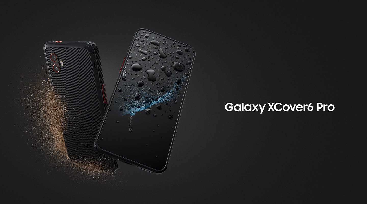 Zwei Galaxy XCover6 Pro liegen nebeneinander. Das linke ist nach hinten gerichtet und ist mit Staub bedeckt. Das Galaxy XCover6 Pro auf der rechten Seite ist nach vorne gerichtet, mit Wassertropfen auf dem Bildschirm.