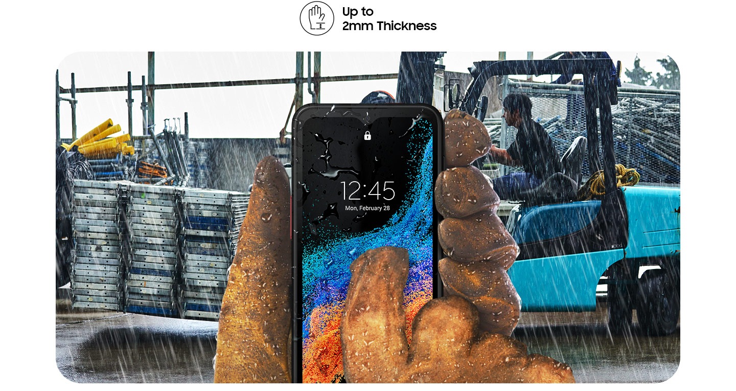 Robuste Handschuhe halten und tippen auf dem Galaxy XCover6 Pro wie die rauen Arbeitsumgebungen, einschließlich einer regnerischen Baustelle oder einem Schneesturm beim Schneepflügen, die die Verwendung von Handschuhen erfordern können. Oben steht bis zu 2 mm Dicke.