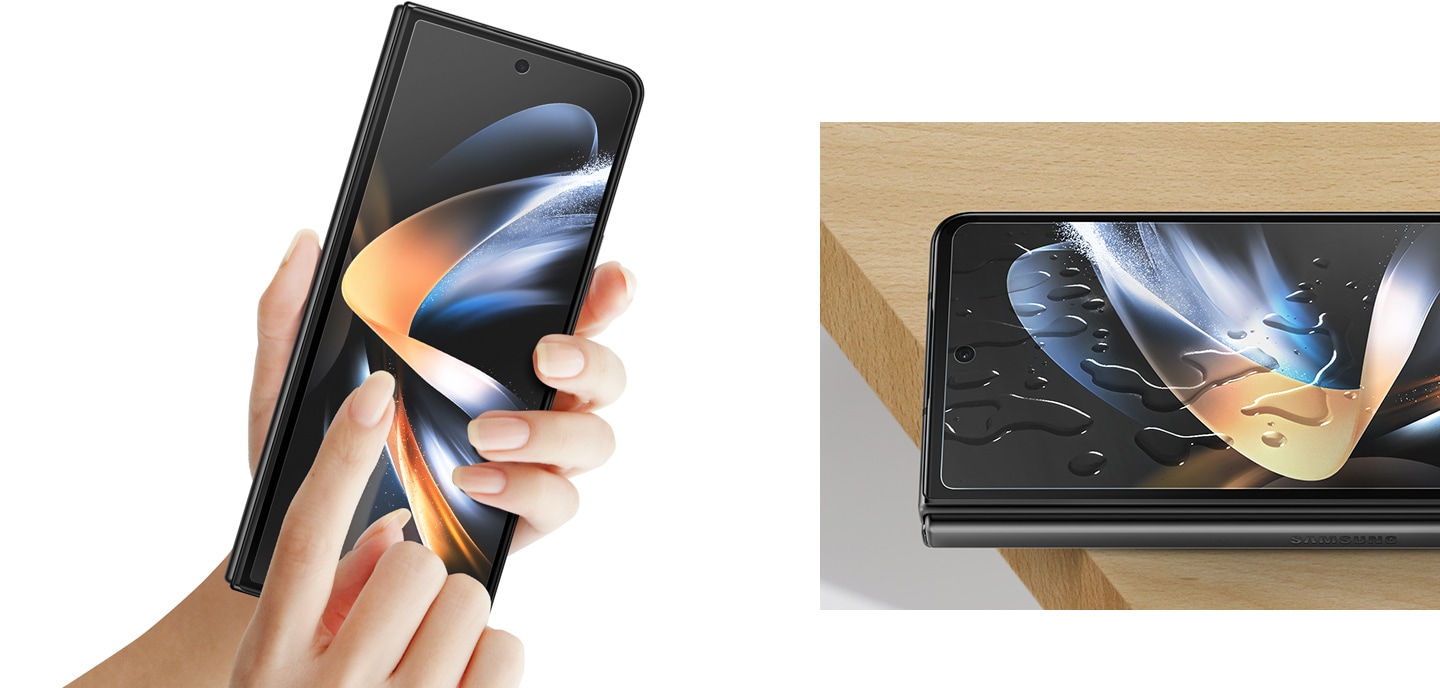 Eine Person hält ein Galaxy Z Fold4 in einer Hand und kratzt mit der anderen Hand auf dem Display . Daneben liegt ein schwarzes Galaxy Z Fold4 mit Wassertropfen auf der Displayschutzfolie auf einer Tischkante.