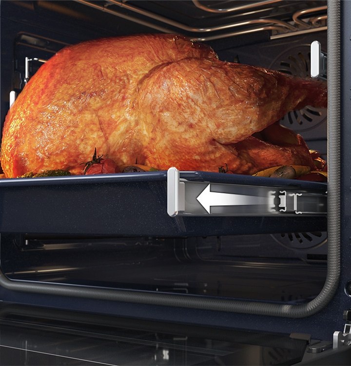 Afișează un curcan fript mare care alunecă din cuptor pe șina telescopică.