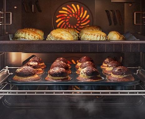 Afișează diverse prăjituri și produse de patiserie coapte în cuptor folosind sistemul de convecție, dar menținute umede cu abur folosind opțiunea „Adăugați abur”.