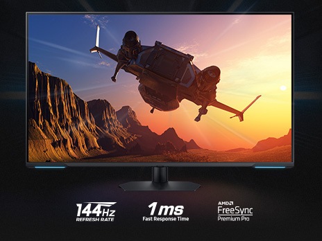 Auf dem Bildschirm, der nach vorne gerichtet ist, fliegt ein Flugzeug dem Sonnenuntergang entgegen. Unter dem Standfuß des Monitors befindet sich ein Logo, das 144Hz Bildwiederholrate, 1ms schnelle Reaktionszeit und AMD FreeSync Premium Pro anzeigt.