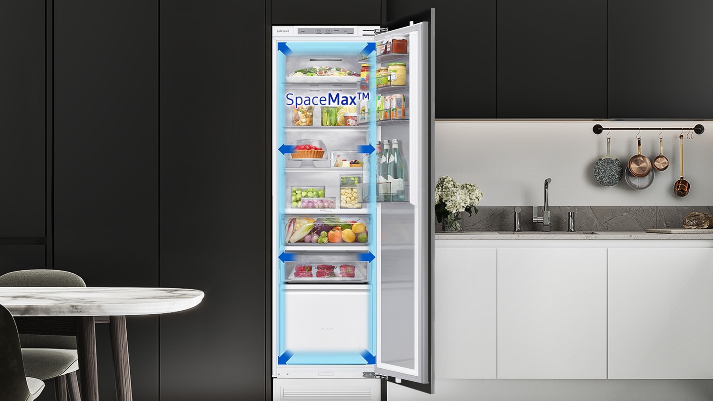 Ușa BRR6000B este deschisă. SpaceMax™ din interiorul spre exteriorul produsului este indicat printr-o săgeată.