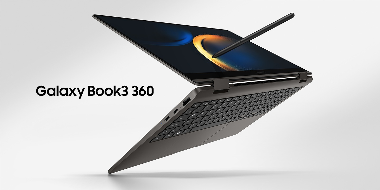 Ein Galaxy Book3 360 in Graphite, leicht nach hinten aufgeklappt. Das Display schaut nach links und hat ein schwarzes Hintergrundbild. Ein S Pen liegt daneben.