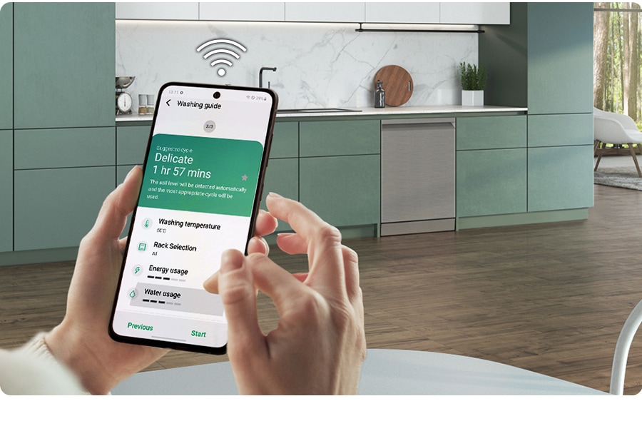 Se vede cum cineva verifică aplicația SmartThings pe telefonul său în bucătărie.