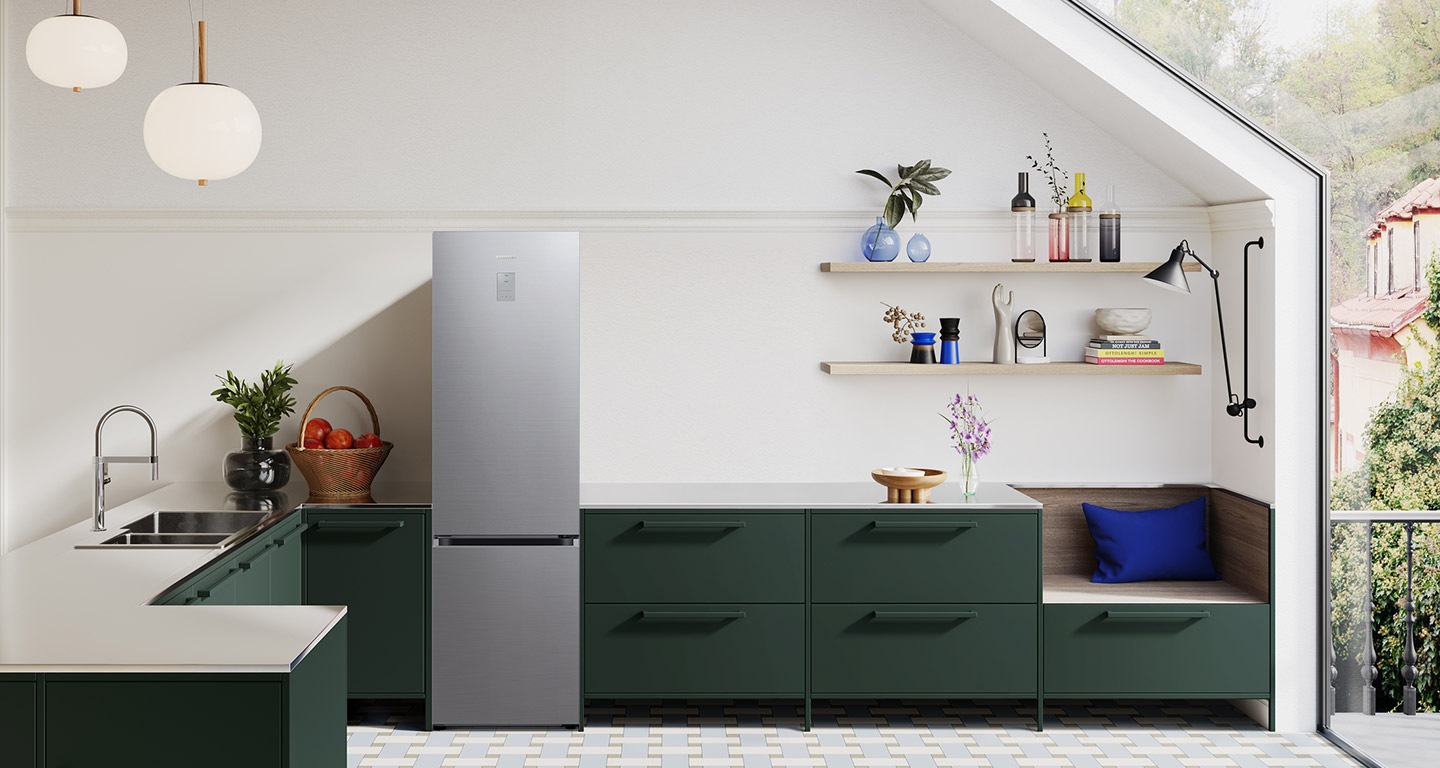 Az RB7300 hűtőszekrény zöld munkalapba van beépítve egy világos konyhában.