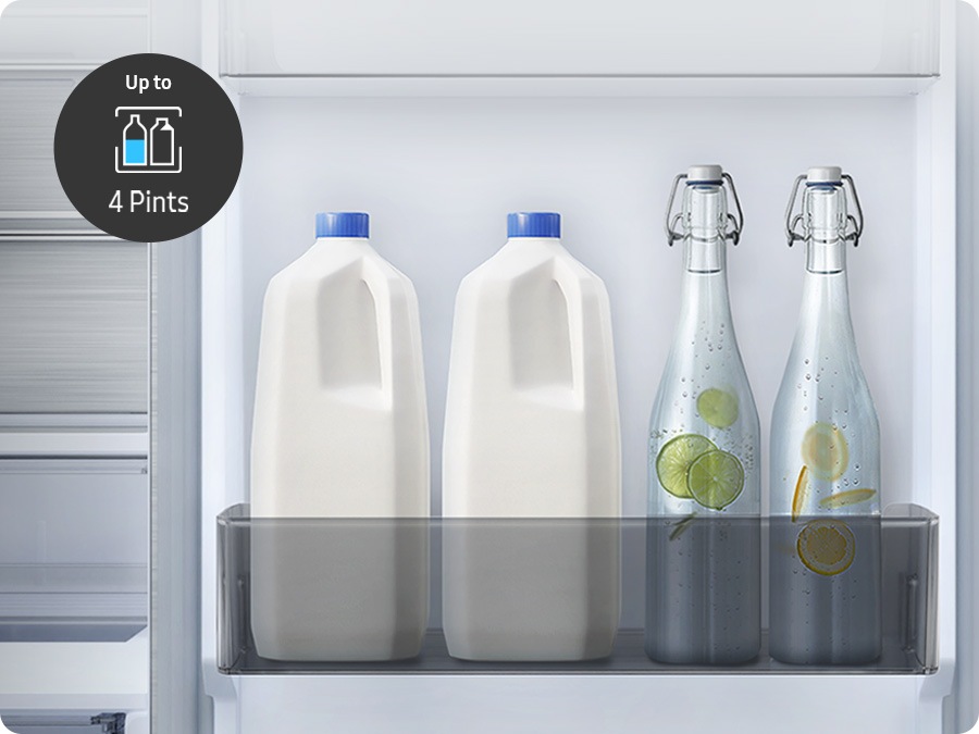 Két üveg tej és két üveg víz van az RB7300 Big Door Binben. Legfeljebb 4 Pint ikon található.