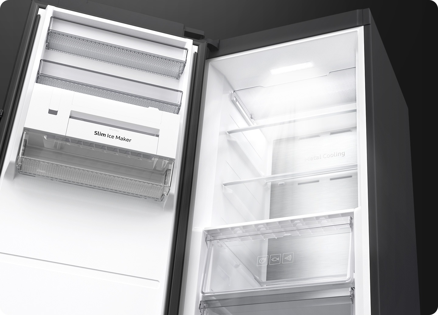 Interiorul congelatorului este vizibil, iar lumina LED este aprinsă în partea de sus.