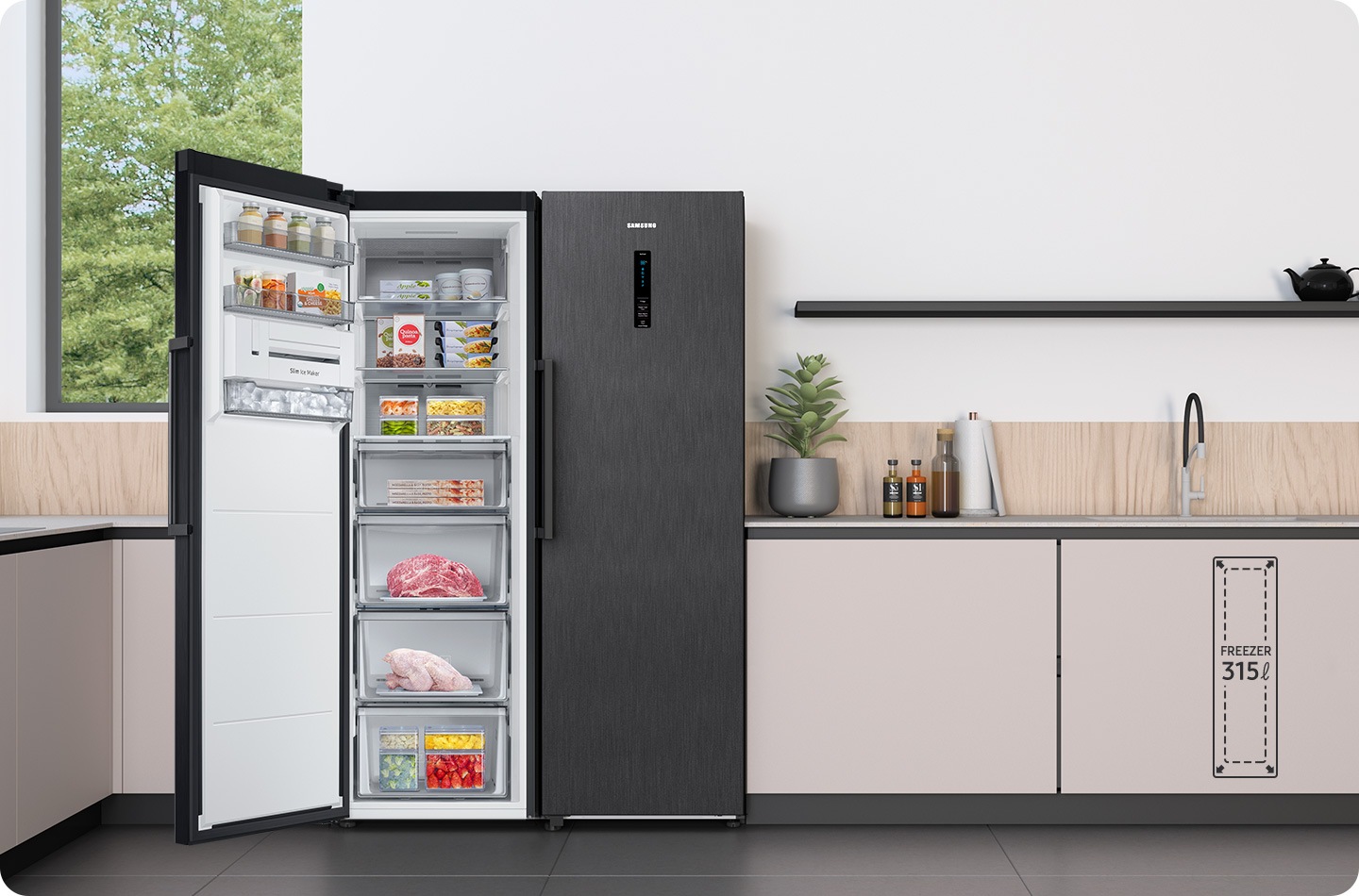 Există un frigider și un congelator unul lângă altul în bucătărie. Ușa congelatorului este deschisă și plină de alimente. Există o pictogramă cu un congelator extins în toate direcțiile, iar congelatorul 315L este scris în mijloc.