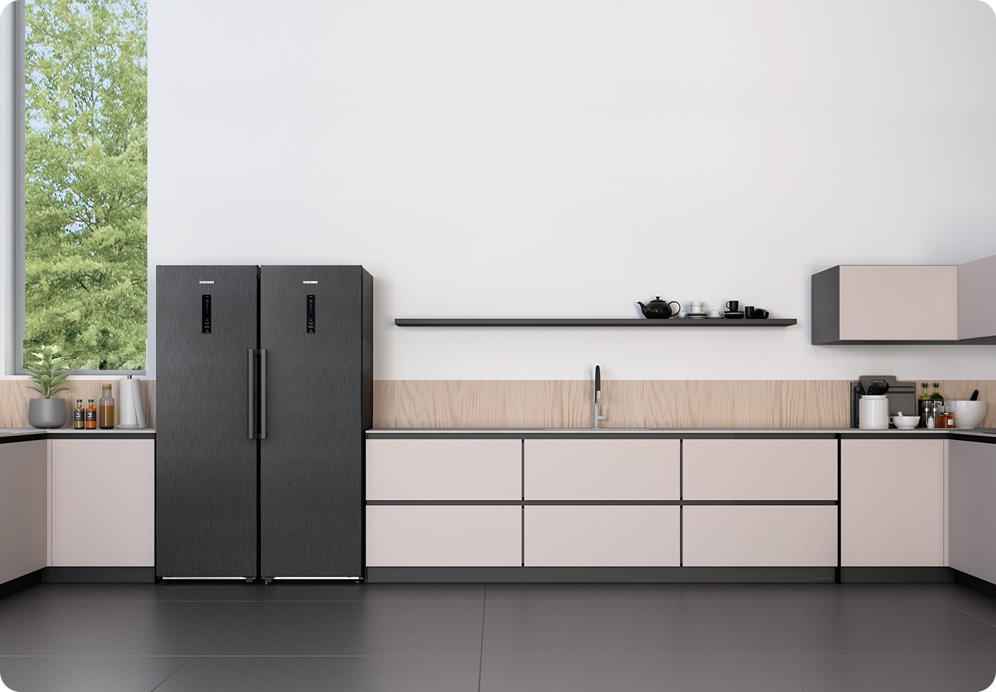 Un frigider și un congelator sunt unul lângă altul în bucătărie.