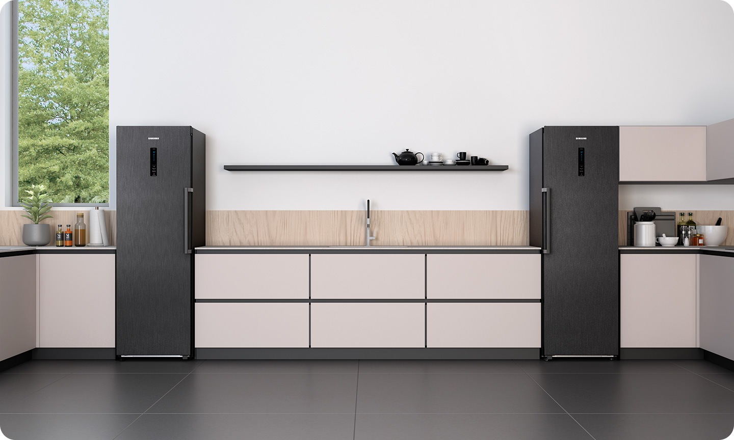 Există frigidere și congelatoare de ambele părți ale bucătăriei.