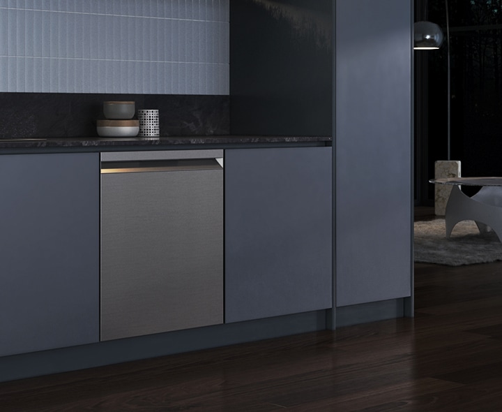 Prezintă mașina de spălat vase dintr-o bucătărie modernă funcționând fără probleme și silențios noaptea.