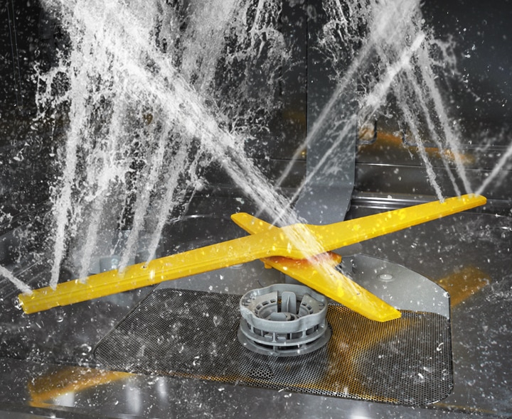 Prezintă brațele duble de spălare rotative ale sistemului WaterJet Clean™ care pulverizează jeturi puternice de apă în direcții multiple.