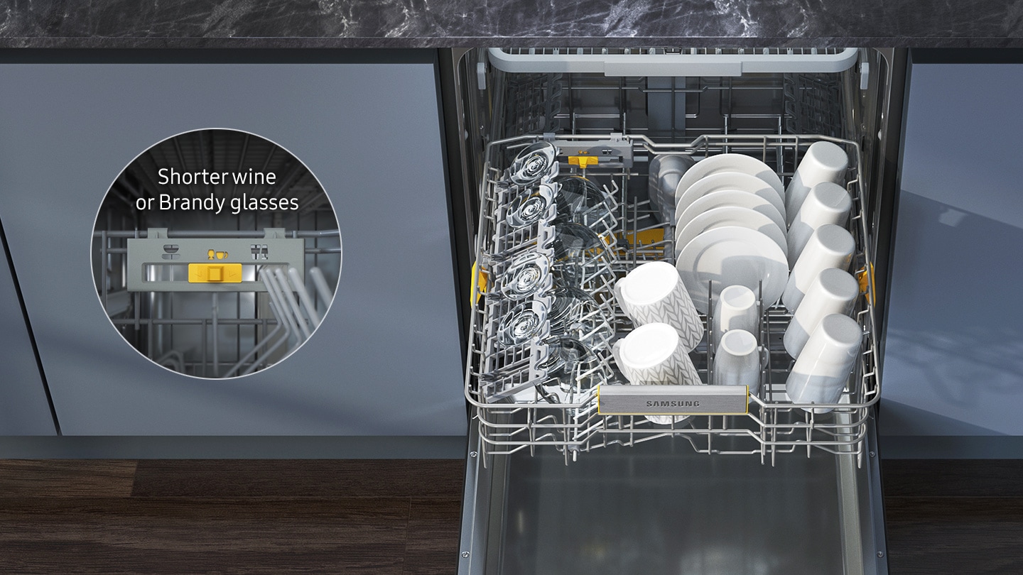 Arată raftul din mijloc plin cu cești, farfurii și pahare. O imagine de aproape a comutatorului din spatele suportului arată că dinții acestuia au fost ajustați automat pentru a susține pahare de vin sau brandy mai scurte.