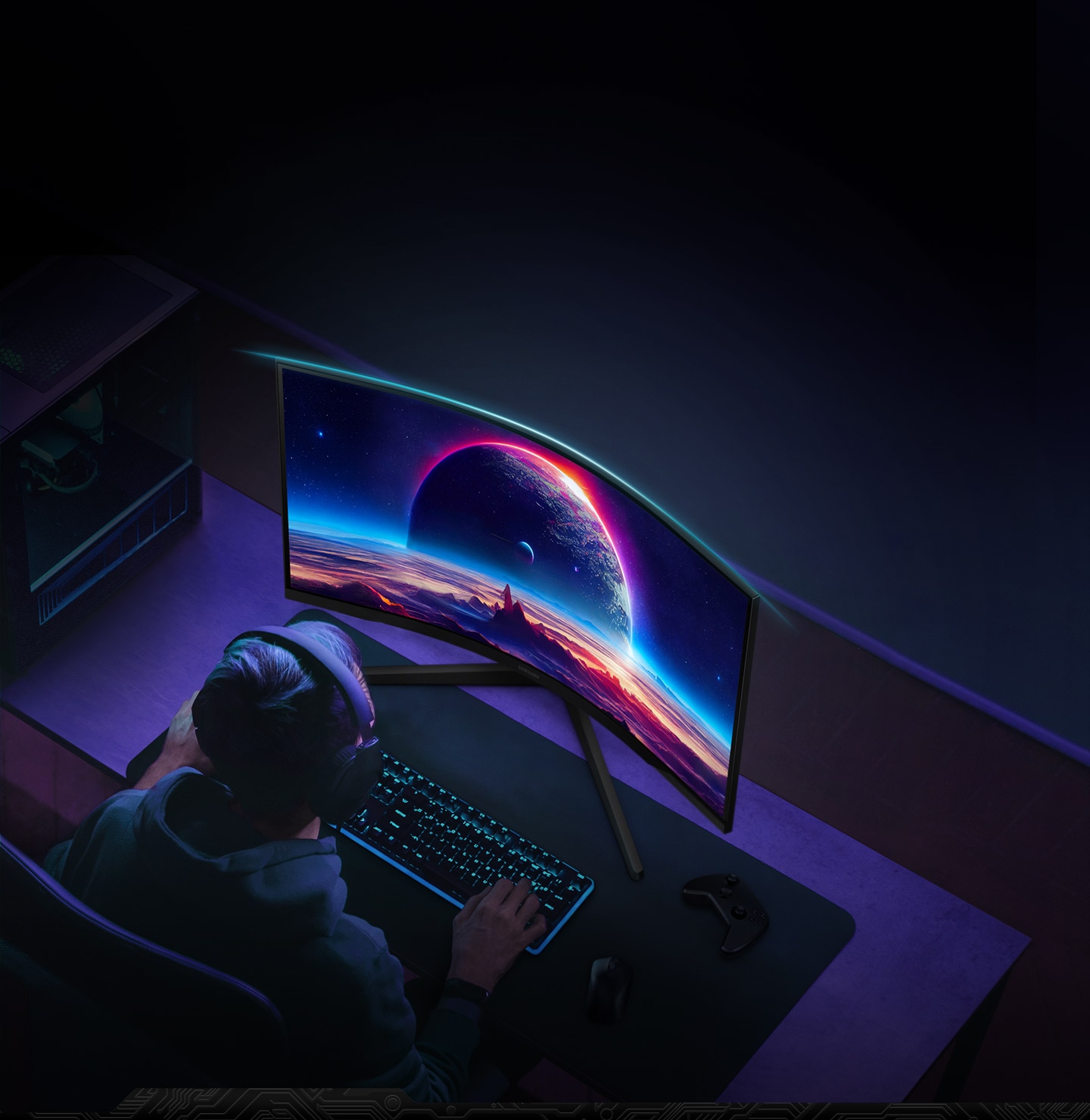 Ein Mann sitzt vor einem Odyssey G5-Monitor bei gedämpftem Licht und benutzt Maus und Tastatur, während er Kopfhörer trägt. Ein blaues Licht auf der Oberseite des Rahmens hebt die Krümmung des Monitors hervor.