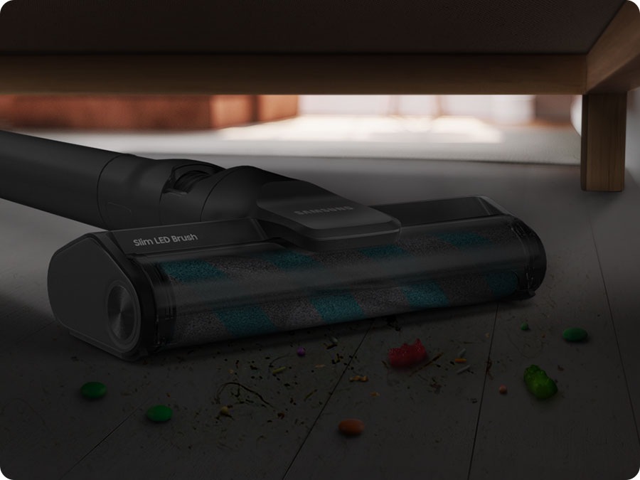 Există un Bespoke Jet Plus cu o perie LED subțire care ajunge sub canapea pentru a aspira murdăria. Iluminarea cu LED-uri este stinsă.