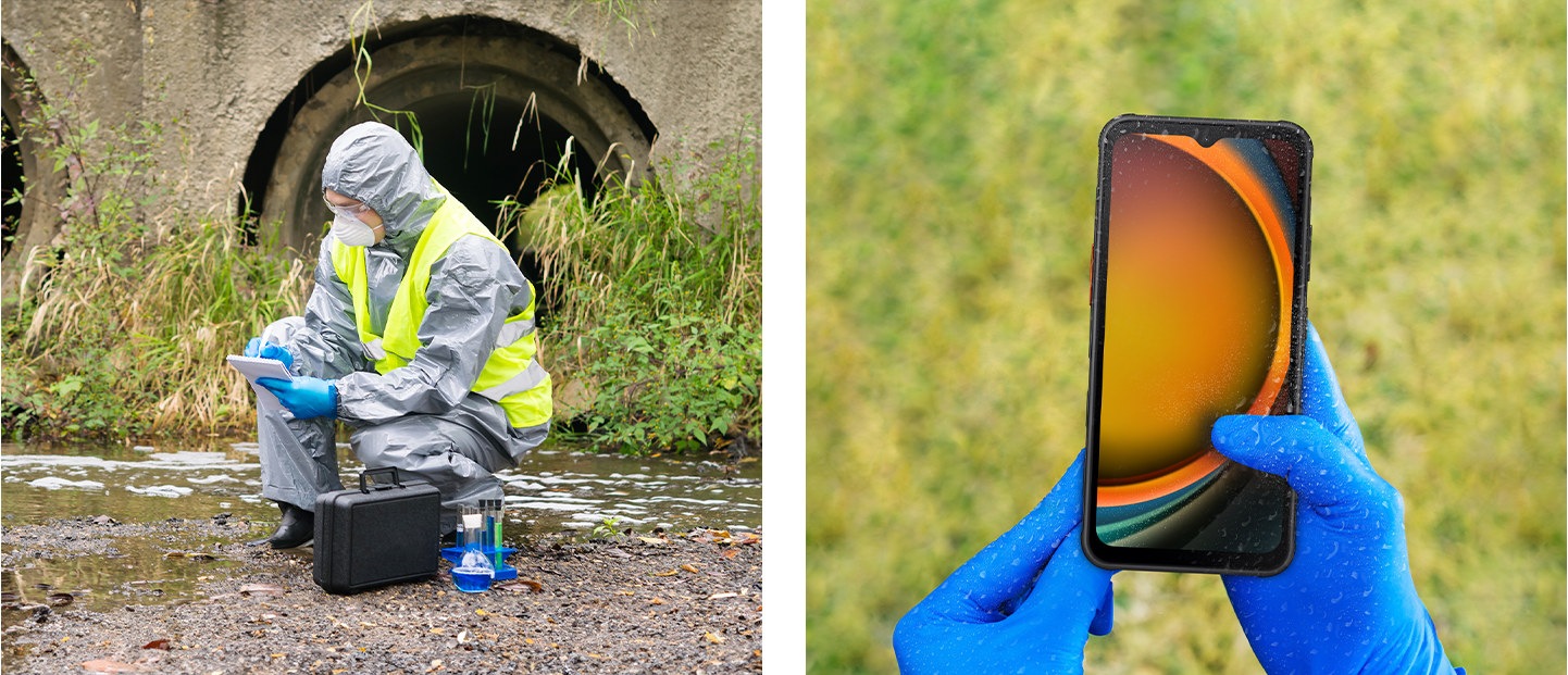 Eine Person in Schutzkleidung, die in der Nähe einer großen Kläranlage forscht. Zwei Hände mit Gummihandschuhen, die ein Galaxy XCover7 halten, das mit Wasserspritzern bedeckt ist.