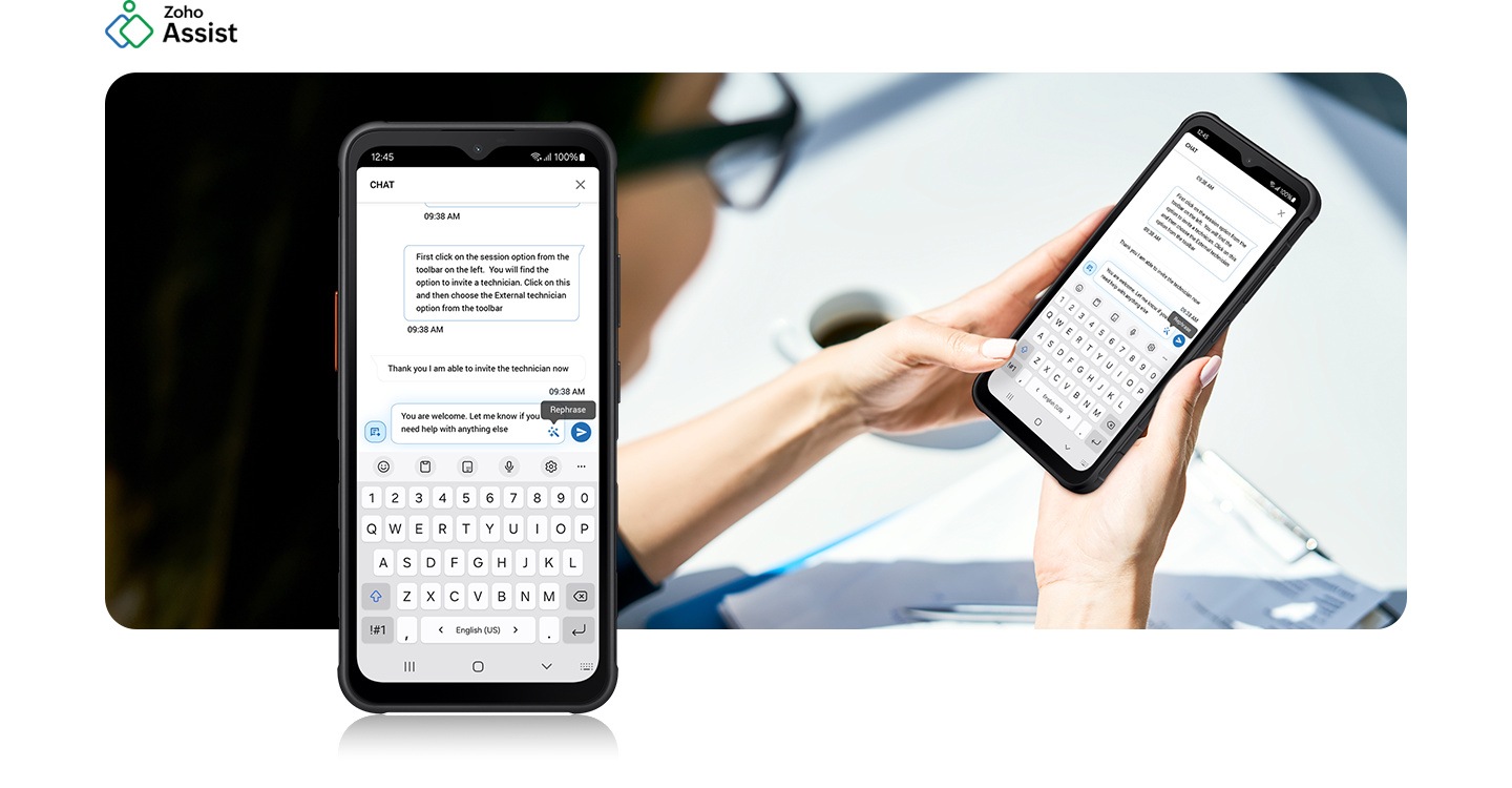 Eine Frau, die mit einem Galaxy XCover7 per Textnachricht chattet. Eine Nahaufnahme des Displays des Geräts zeigt ein Symbol, das gedrückt werden kann, um eine geschriebene Nachricht umzuformulieren, damit sie klarer wird. Ein Zoho Assist-Logo in der oberen linken Ecke.