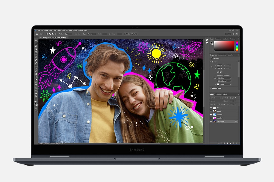 Vorderansicht des Galaxy Book4 360 in Silver, geöffnet und nach vorne gerichtet, mit der Adobe Photoshop-App im Vollbildmodus. Ein Bild von zwei lächelnden Menschen wird mit bunten Zeichnungen bearbeitet.