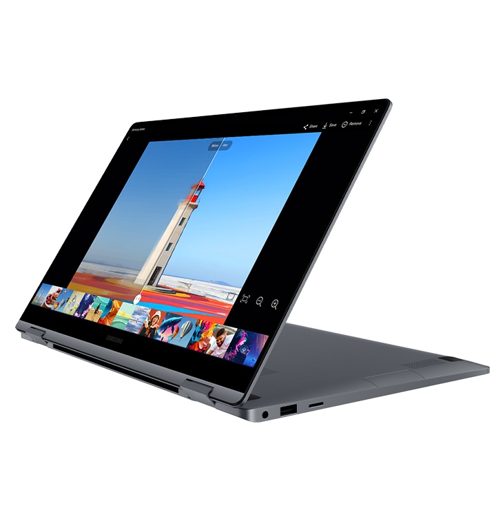 Das Bild eines Leuchtturms ist in der Samsung Galerie-App auf dem Galaxy Book4 360 in Silver geöffnet, halb nach hinten geklappt und leicht nach links gerichtet und wird mit dem Werkzeug Photo Remaster nachbearbeitet. Das Bild auf dem Bildschirm wird durch einen Schieberegler in zwei Hälften geteilt – die linke Seite zeigt das Bild vor der Nachbearbeitung und die rechte Seite zeigt das nachbearbeitete Bild mit verbesserter Qualität.