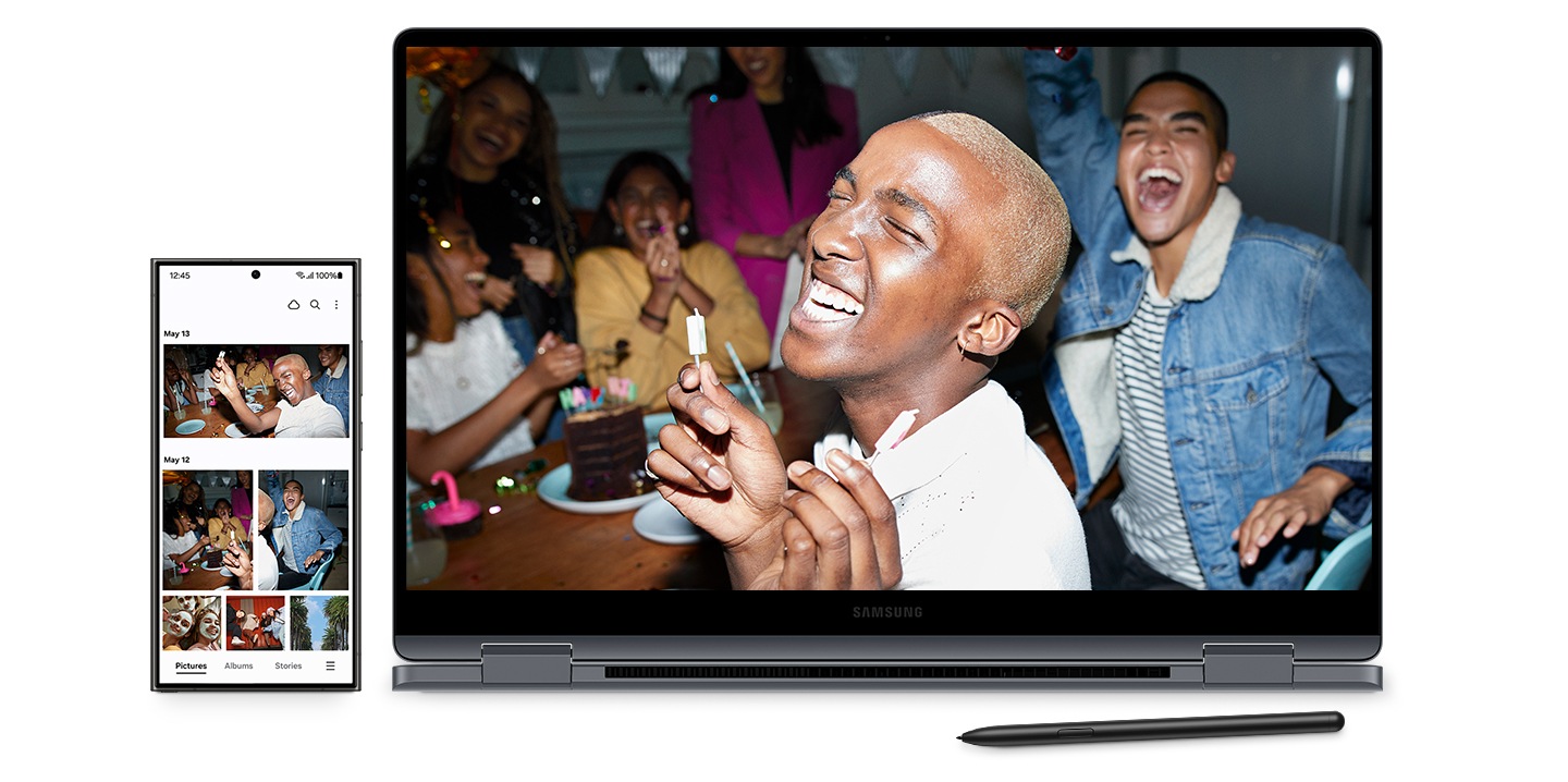 Galaxy Book4 360 in Silver mit S Pen vorne und Galaxy S24 Ultra sind nebeneinander platziert. Die Samsung Gallery App ist auf dem Galaxy S24 Ultra geöffnet und zeigt verschiedene Bilder einer Gruppe von Freunden, die auf einer Geburtstagsparty feiern. Eines der Bilder wird im Vollbildmodus auf dem Galaxy Book4 360 angezeigt, um das geräteübergreifende Ökosystem hervorzuheben.